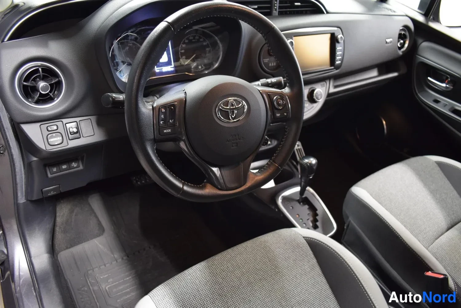Harmaa Toyota Yaris 2020, ulkokuva 9 – Raisio