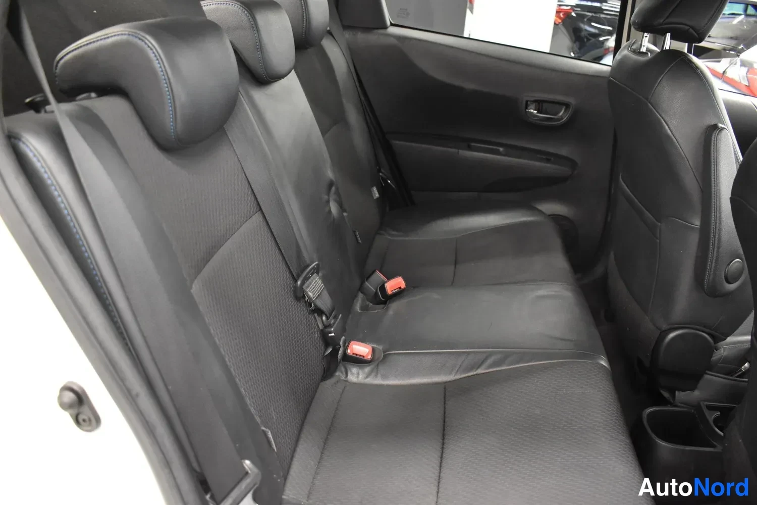 Valkoinen Toyota Yaris Hybrid 2013, ulkokuva 11 – Raisio