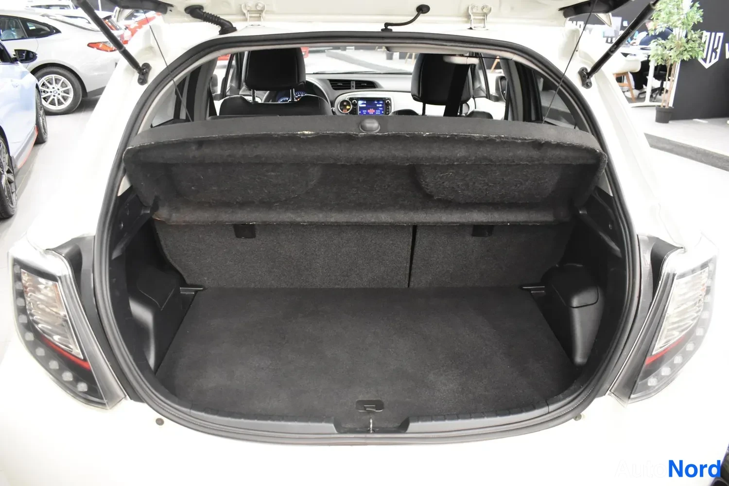 Valkoinen Toyota Yaris Hybrid 2013, ulkokuva 13 – Raisio