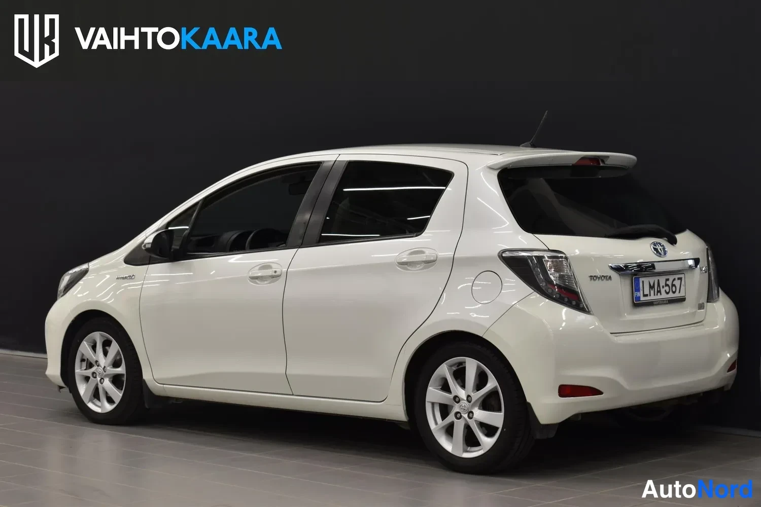 Valkoinen Toyota Yaris Hybrid 2013, ulkokuva 3 – Raisio