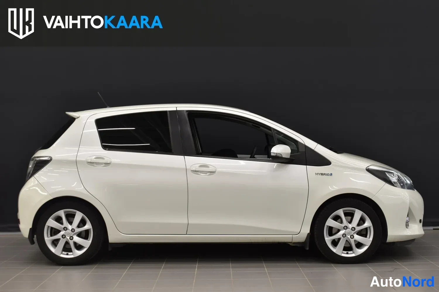 Valkoinen Toyota Yaris Hybrid 2013, ulkokuva 5 – Raisio