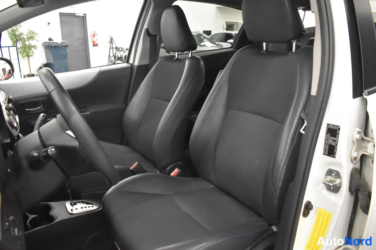 Valkoinen Toyota Yaris Hybrid 2013, ulkokuva 7 – Raisio