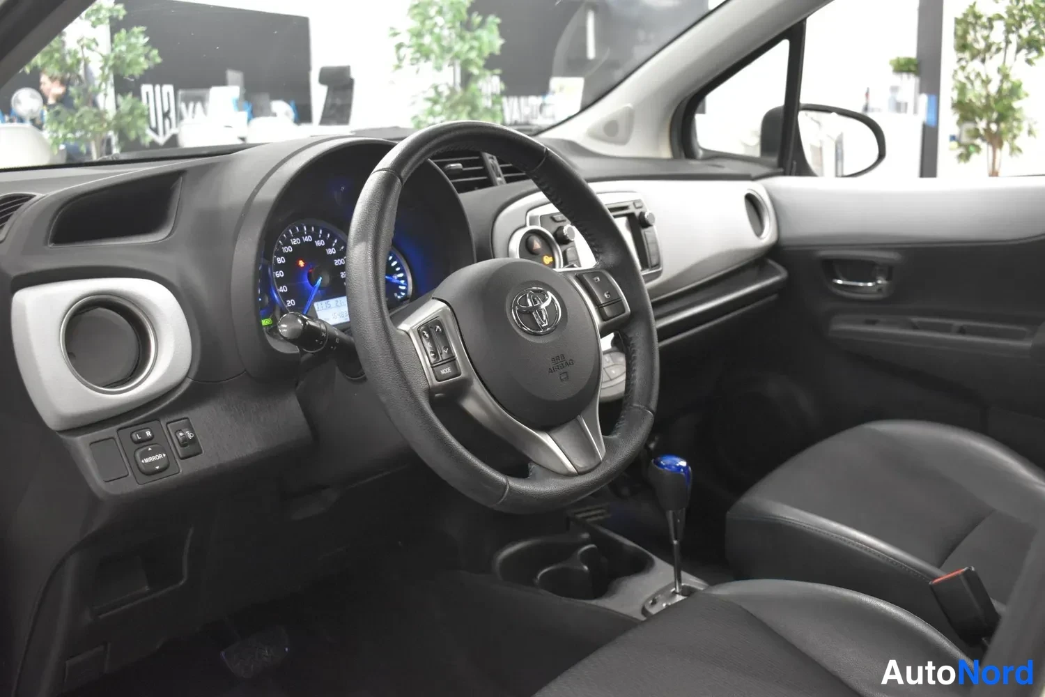 Valkoinen Toyota Yaris Hybrid 2013, ulkokuva 8 – Raisio