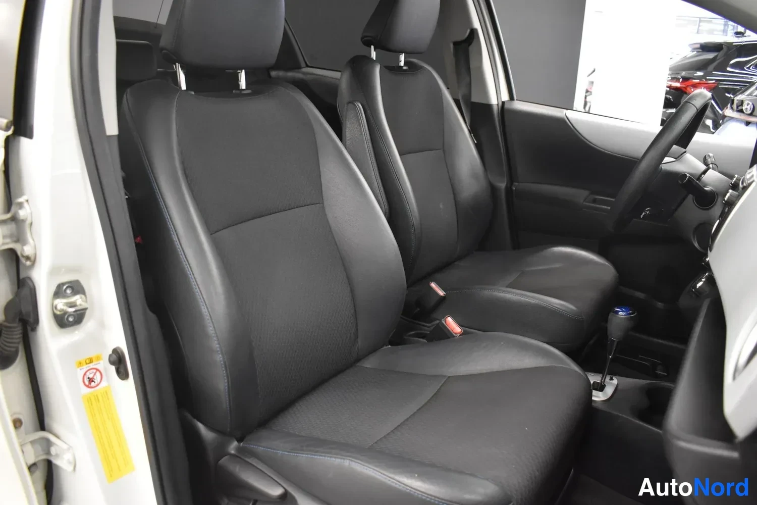 Valkoinen Toyota Yaris Hybrid 2013, ulkokuva 9 – Raisio