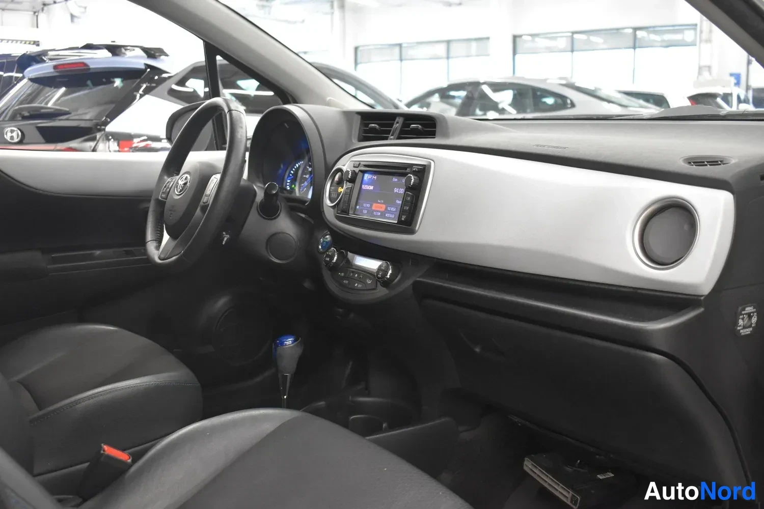 Valkoinen Toyota Yaris Hybrid 2013, ulkokuva 10 – Raisio