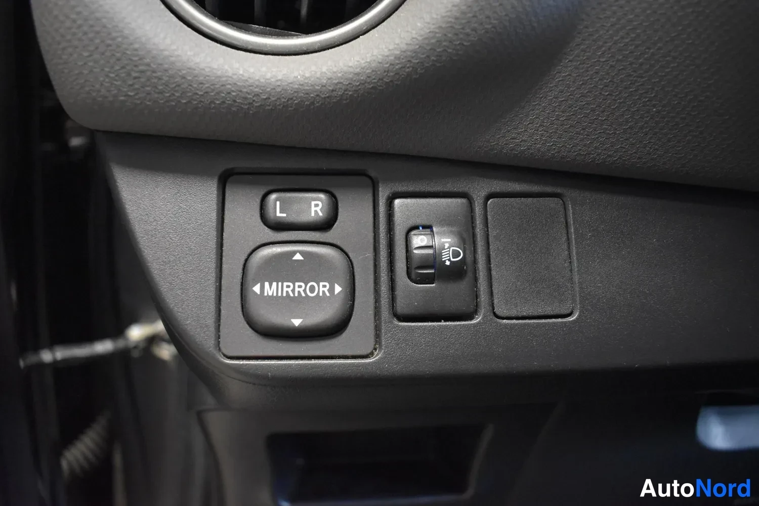 Harmaa Toyota Yaris 2015, ulkokuva 13 – Raisio