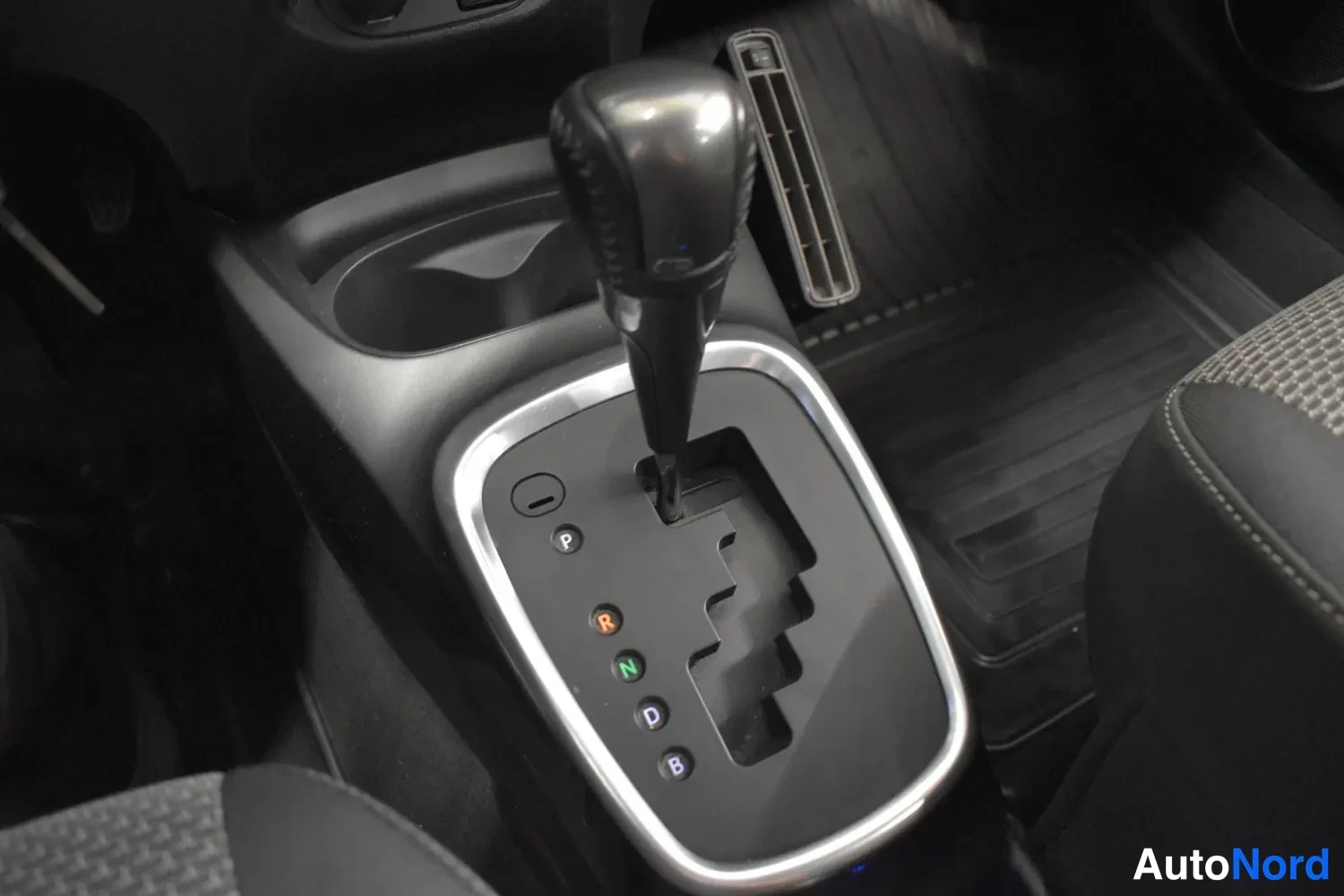 Harmaa Toyota Yaris 2015, ulkokuva 15 – Raisio