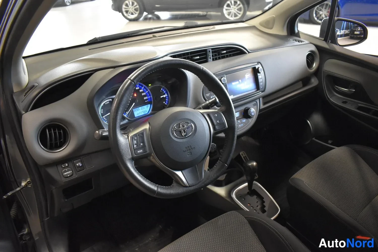 Harmaa Toyota Yaris 2015, ulkokuva 7 – Raisio