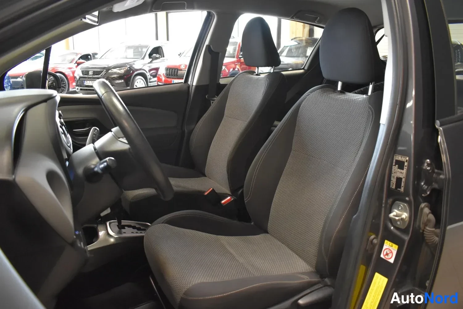 Harmaa Toyota Yaris 2015, ulkokuva 8 – Raisio