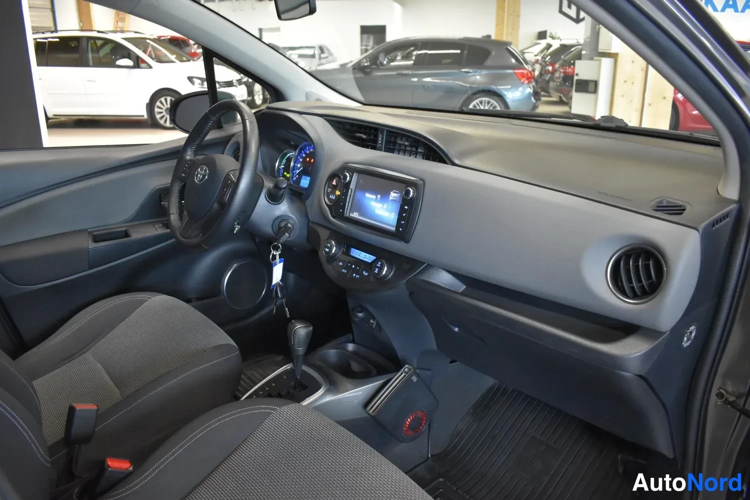 Harmaa Toyota Yaris 2015, ulkokuva 9 – Raisio