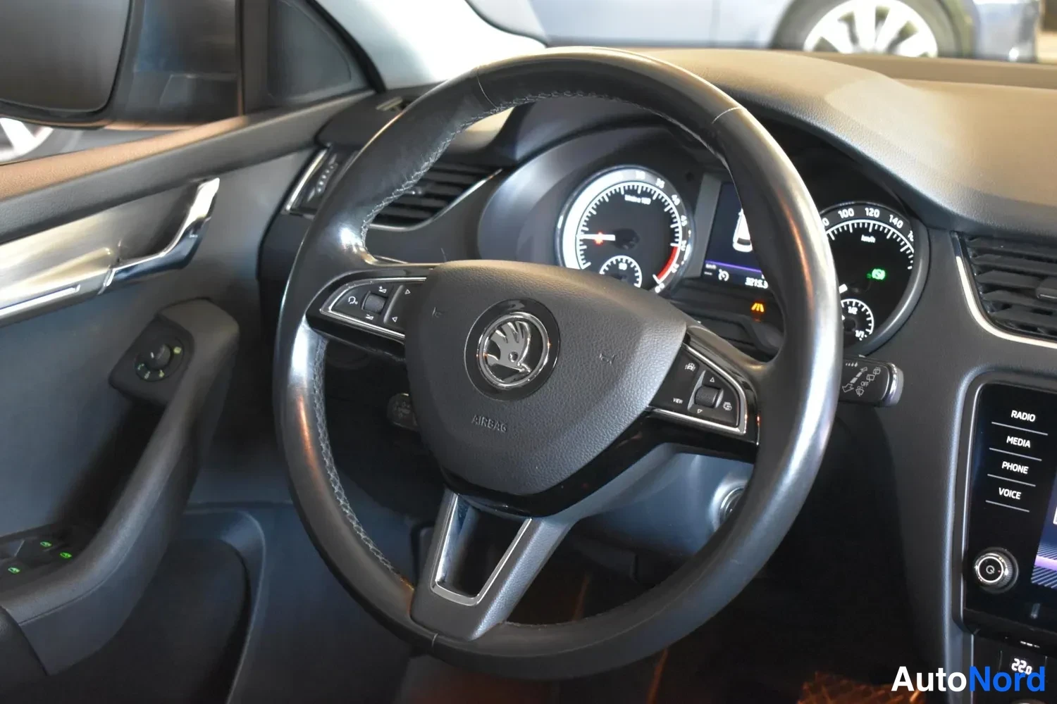 Harmaa Skoda Octavia 2020, ulkokuva 14 – Raisio