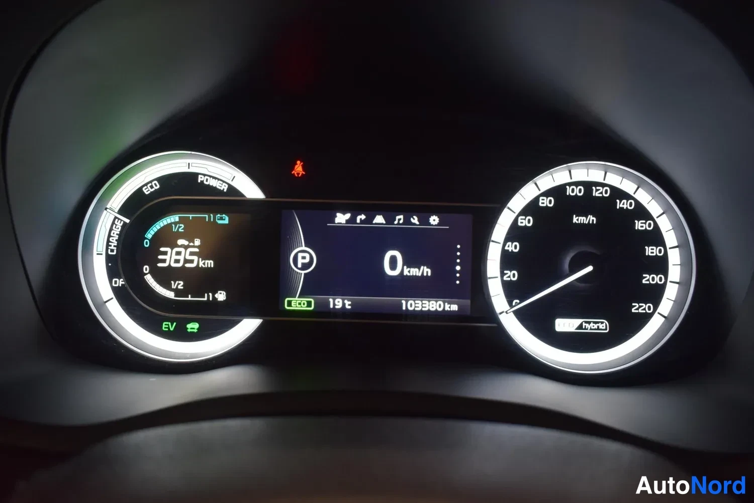 Muu: Mittaristö näyttää 103380 km lukeman, nopeuden 0 km/h, hybridi-merkinnän ja 385 km toimintamatkan.