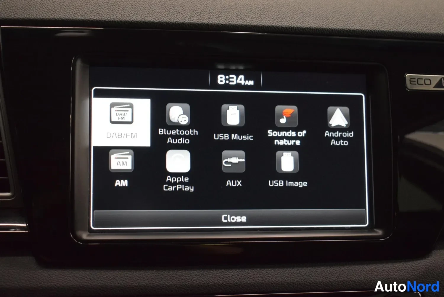 Yksityiskohta: Auton kojelautaan integroitu kosketusnäyttö, jossa on valikko radio- ja yhteysvaihtoehdoista: DAB/FM, Bluetooth Audio, USB Music, Sounds of nature, Android Auto