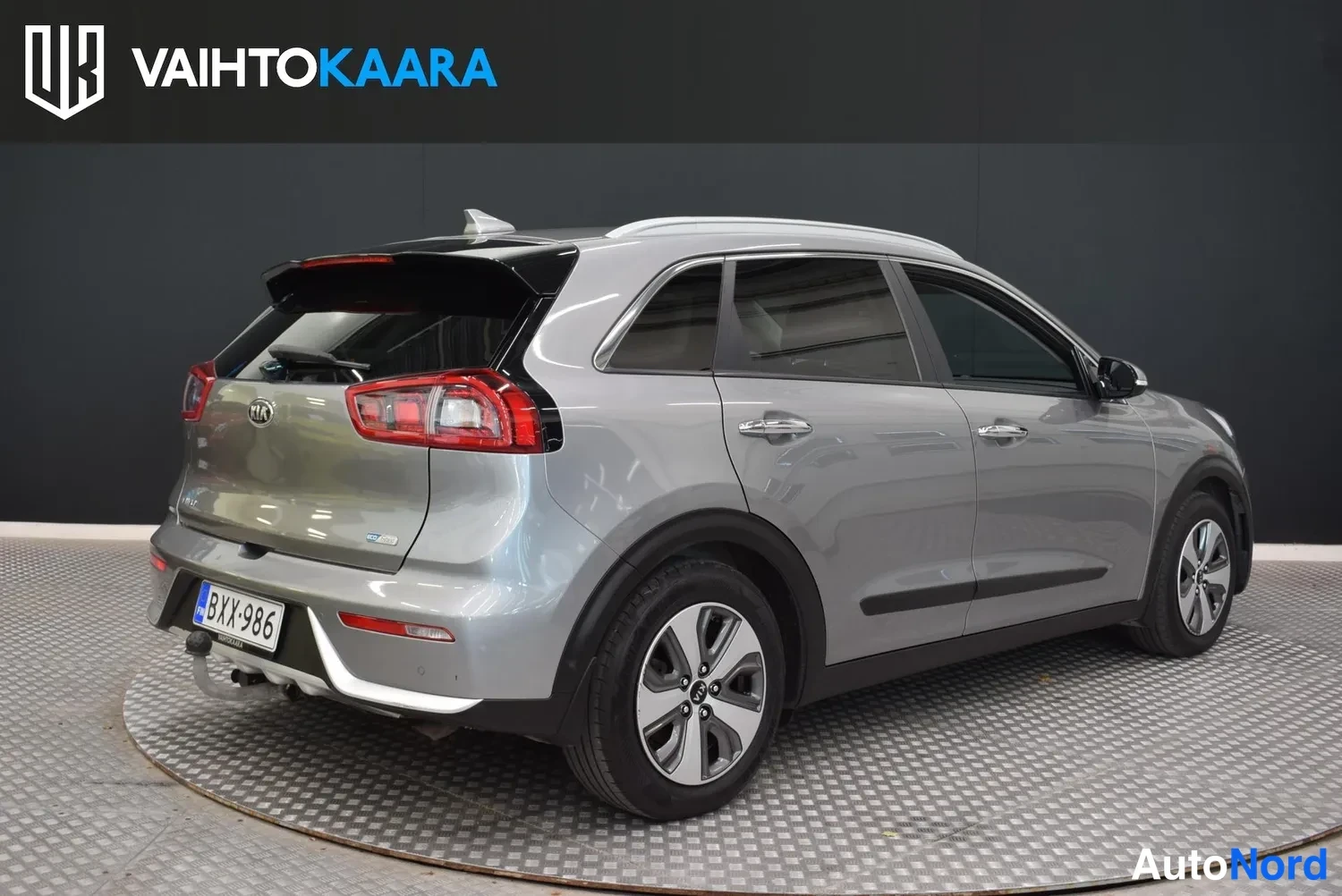 Takaviisto: Kia Niro:n takaosa vasemmalta katsottuna, takavalot ja rekisteritunnus näkyvät, vetokoukku takapuskurin alla.
