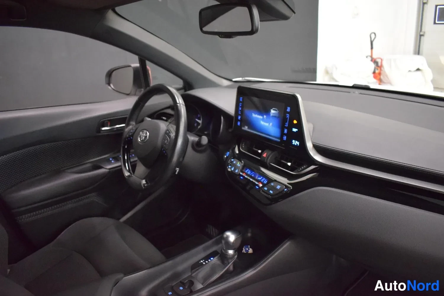 Valkoinen Toyota C-HR 2017, ulkokuva 12 – Raisio