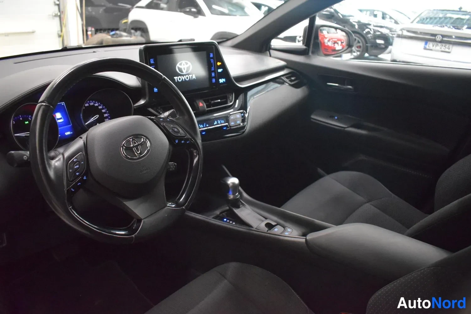 Valkoinen Toyota C-HR 2017, ulkokuva 7 – Raisio