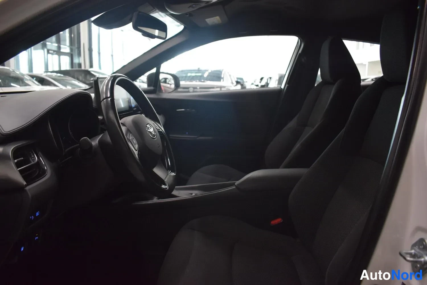 Valkoinen Toyota C-HR 2017, ulkokuva 8 – Raisio