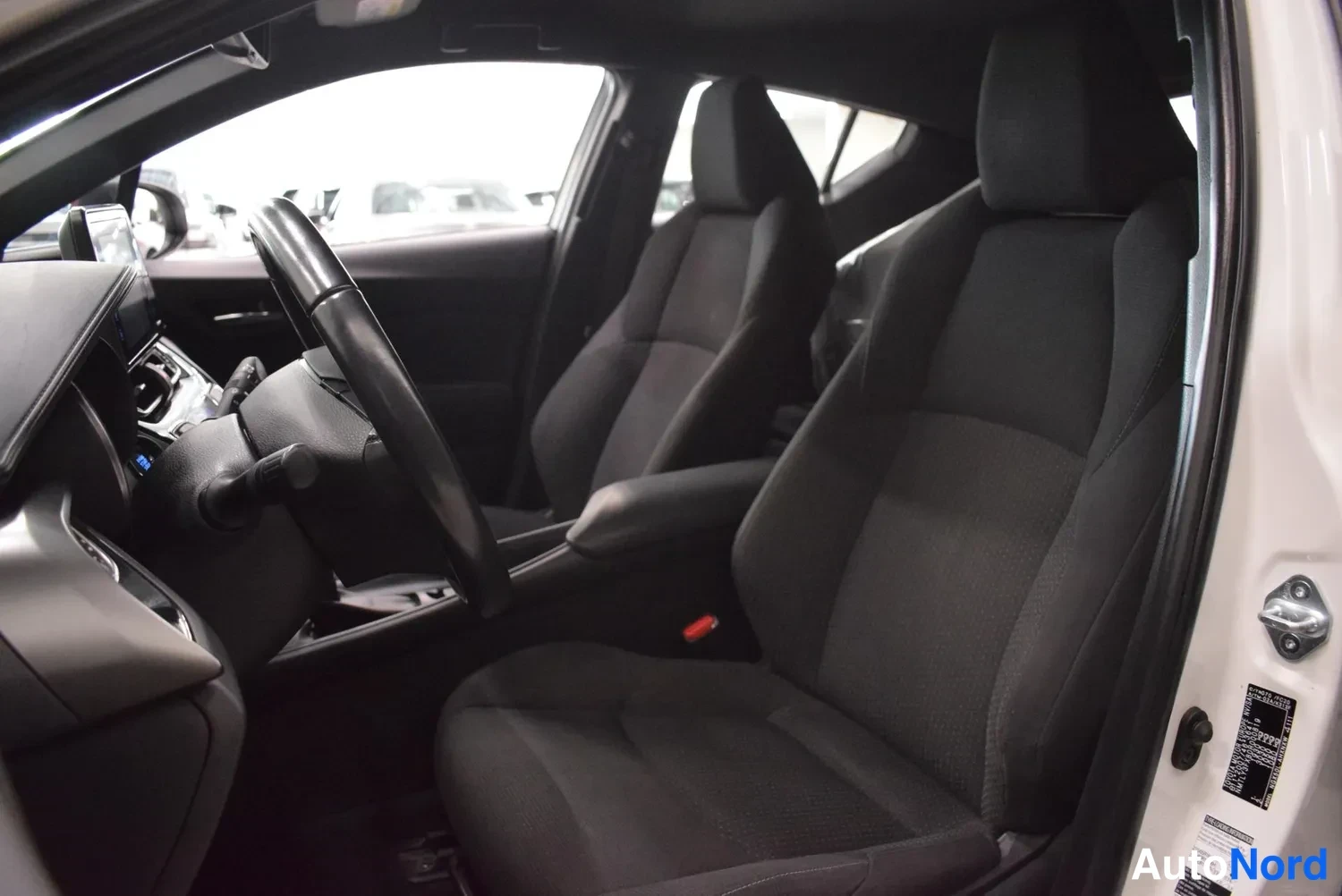 Valkoinen Toyota C-HR 2017, ulkokuva 9 – Raisio