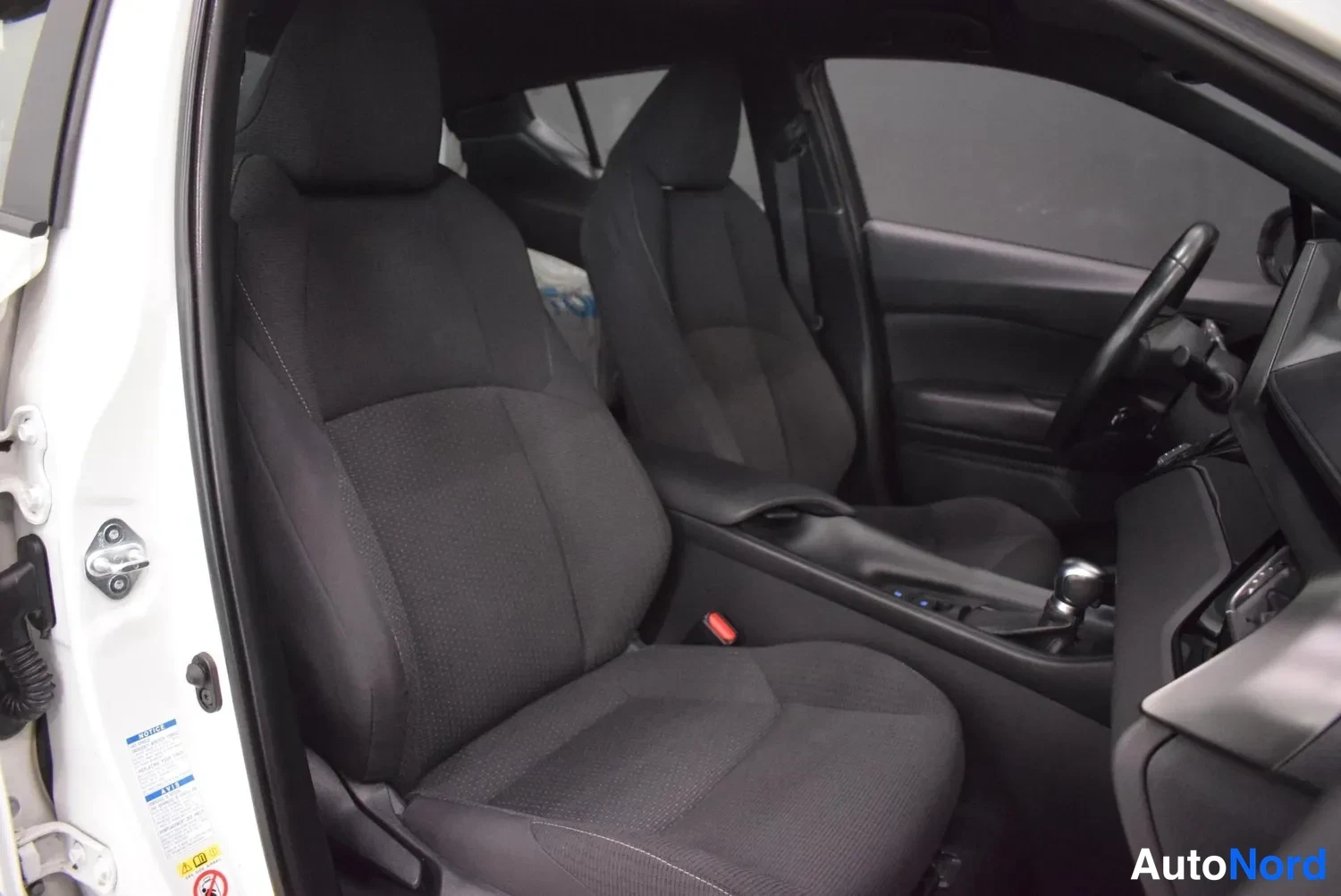 Valkoinen Toyota C-HR 2017, ulkokuva 10 – Raisio