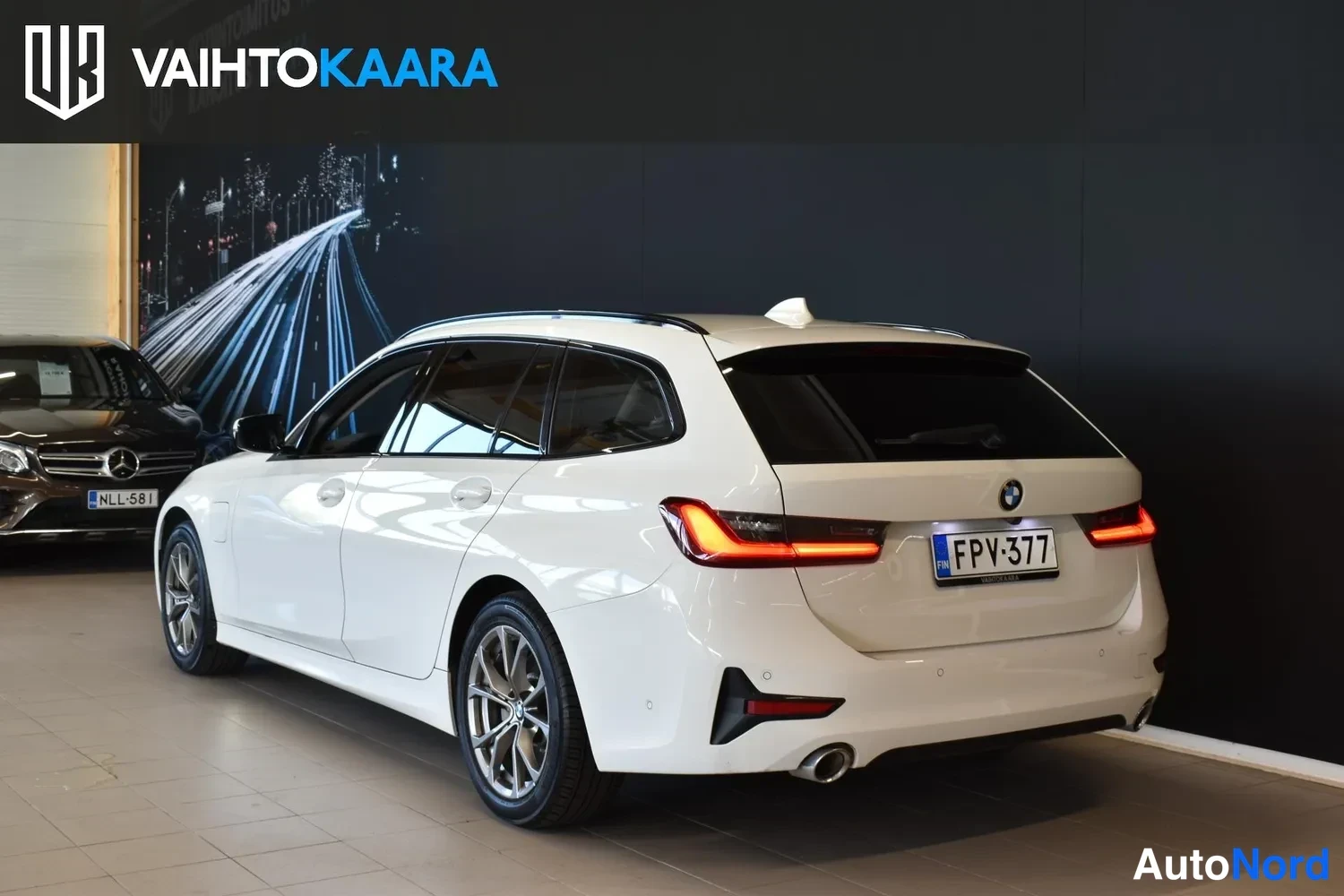 Valkoinen BMW 330e xDrive 2021, ulkokuva 3 – Raisio