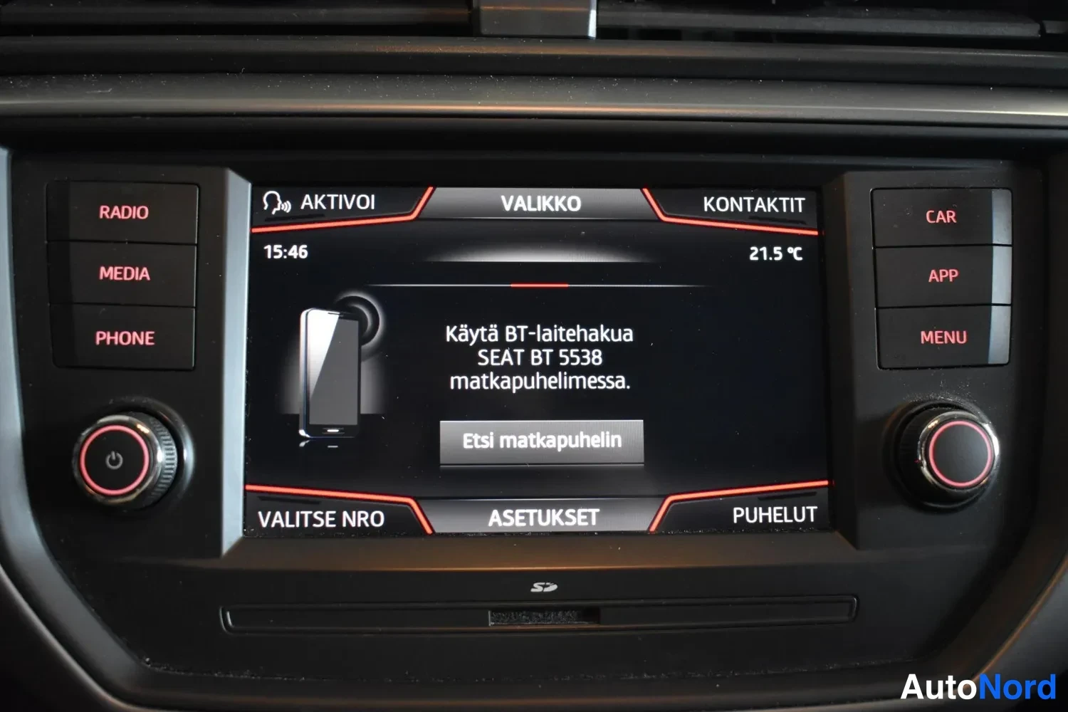 Yksityiskohta: Kojelaudan infotainment-näyttö, jossa Bluetooth-laitteen pariliitosruutu Seat BT 5538 ja näppäimistö RADIO, MEDIA, PHONE, CAR, APP, MENU.