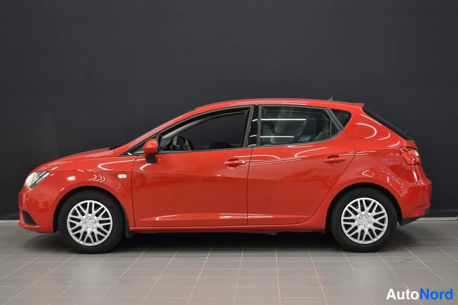 Punainen Seat Ibiza 2016, ulkokuva 2 – Raisio