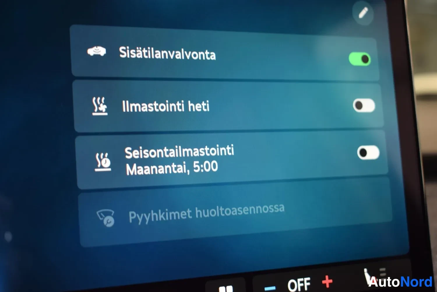 Muu: Näytön asetussivu, jossa Sisätilanvalvonta on päällä, Ilmastointi heti ja Seisontailmastointi (Maanantai, 5:00) pois päältä sekä harmaana Pyyhkimet huoltoasenno