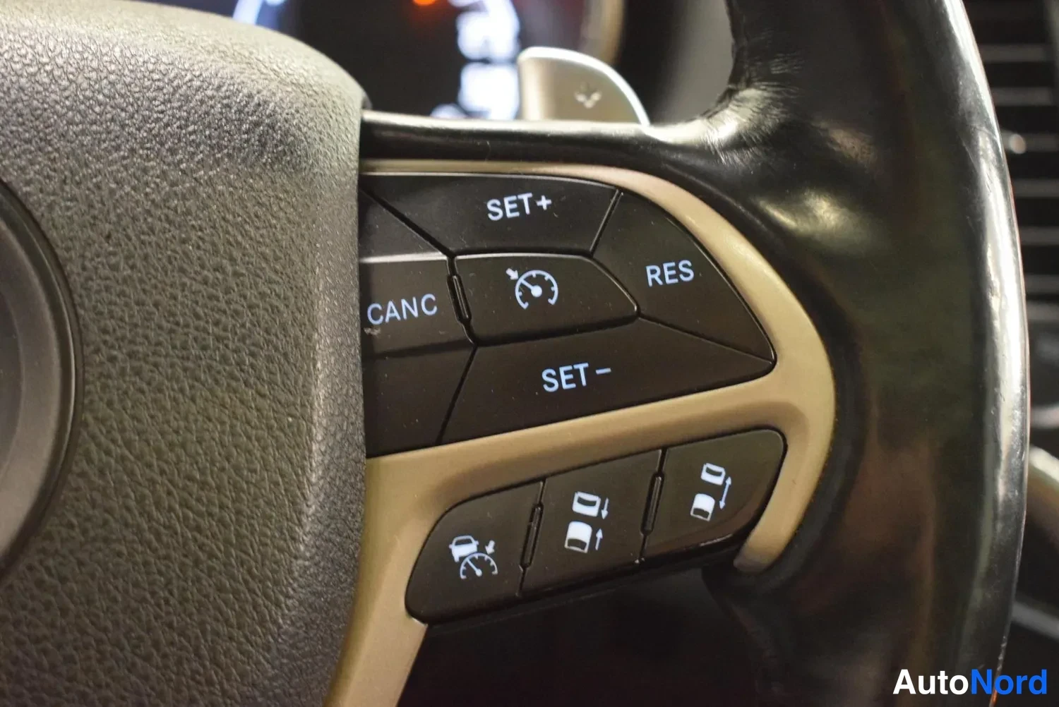 Harmaa Jeep Grand Cherokee 2013, ulkokuva 16 – Raisio