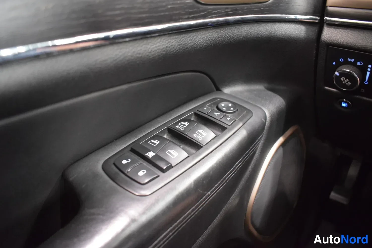 Harmaa Jeep Grand Cherokee 2013, ulkokuva 17 – Raisio