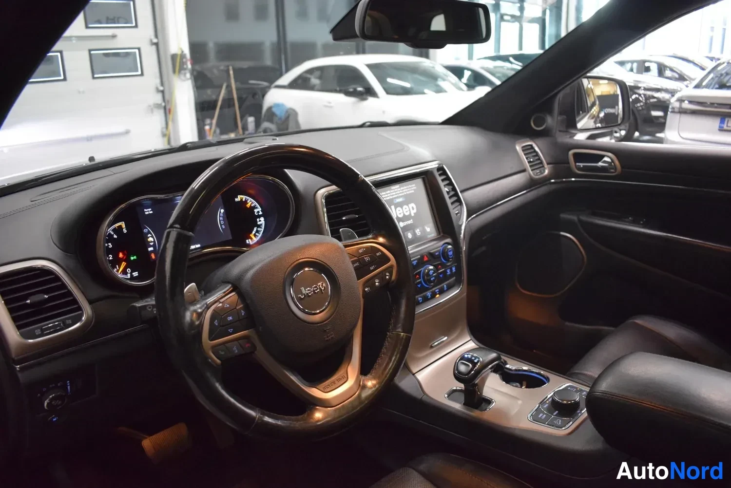 Harmaa Jeep Grand Cherokee 2013, ulkokuva 7 – Raisio