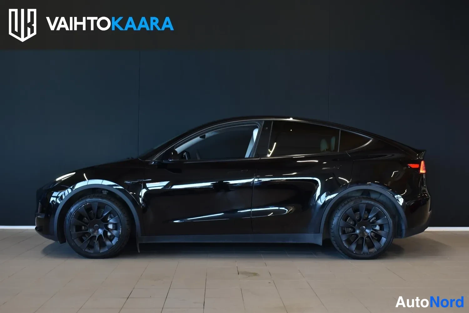 Musta Tesla Model Y 2023, ulkokuva 2 – Raisio
