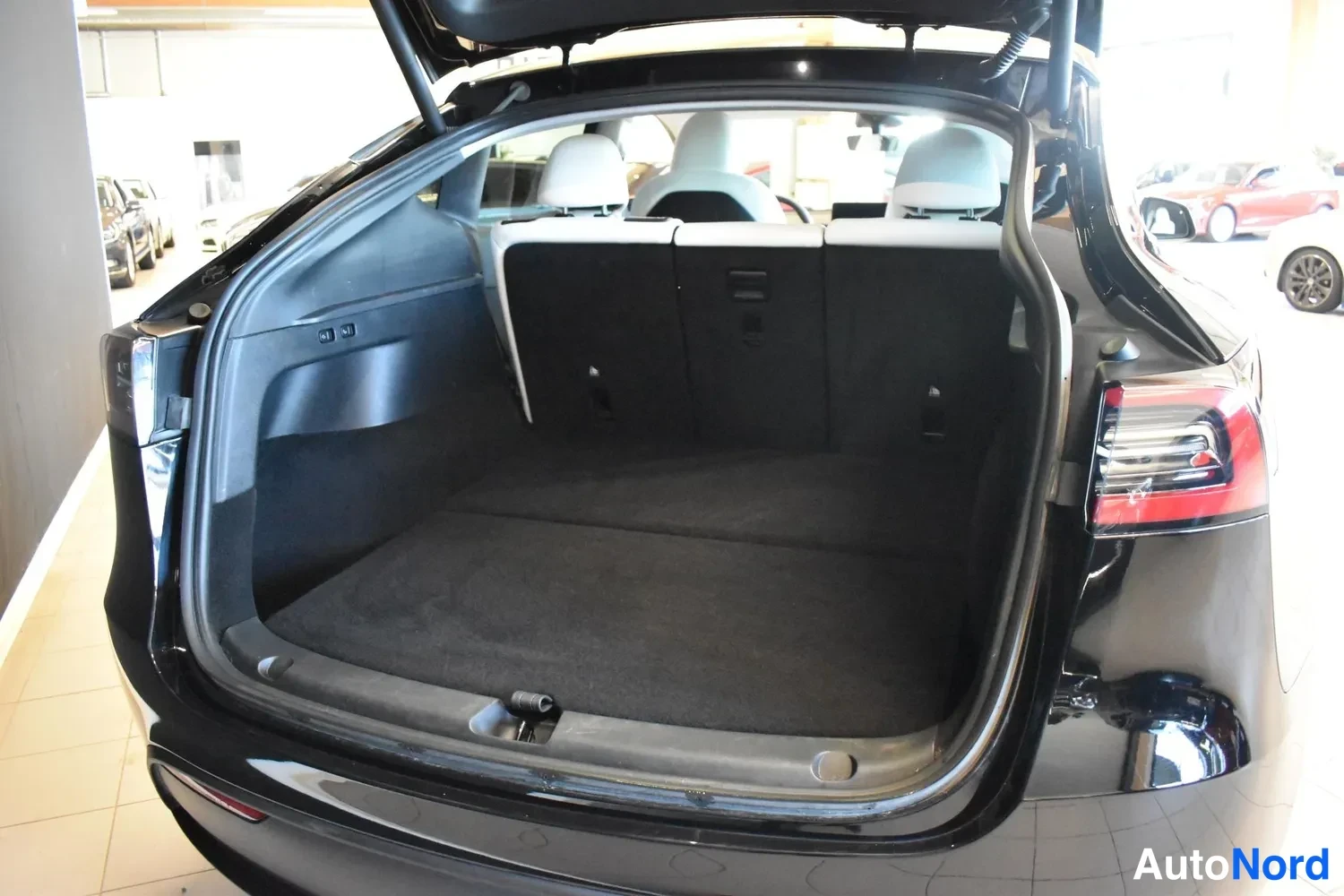 Musta Tesla Model Y 2023, ulkokuva 20 – Raisio