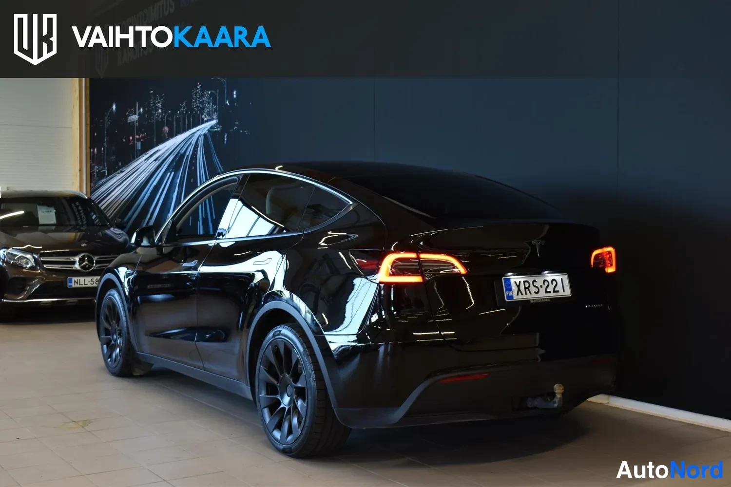 Musta Tesla Model Y 2023, ulkokuva 3 – Raisio