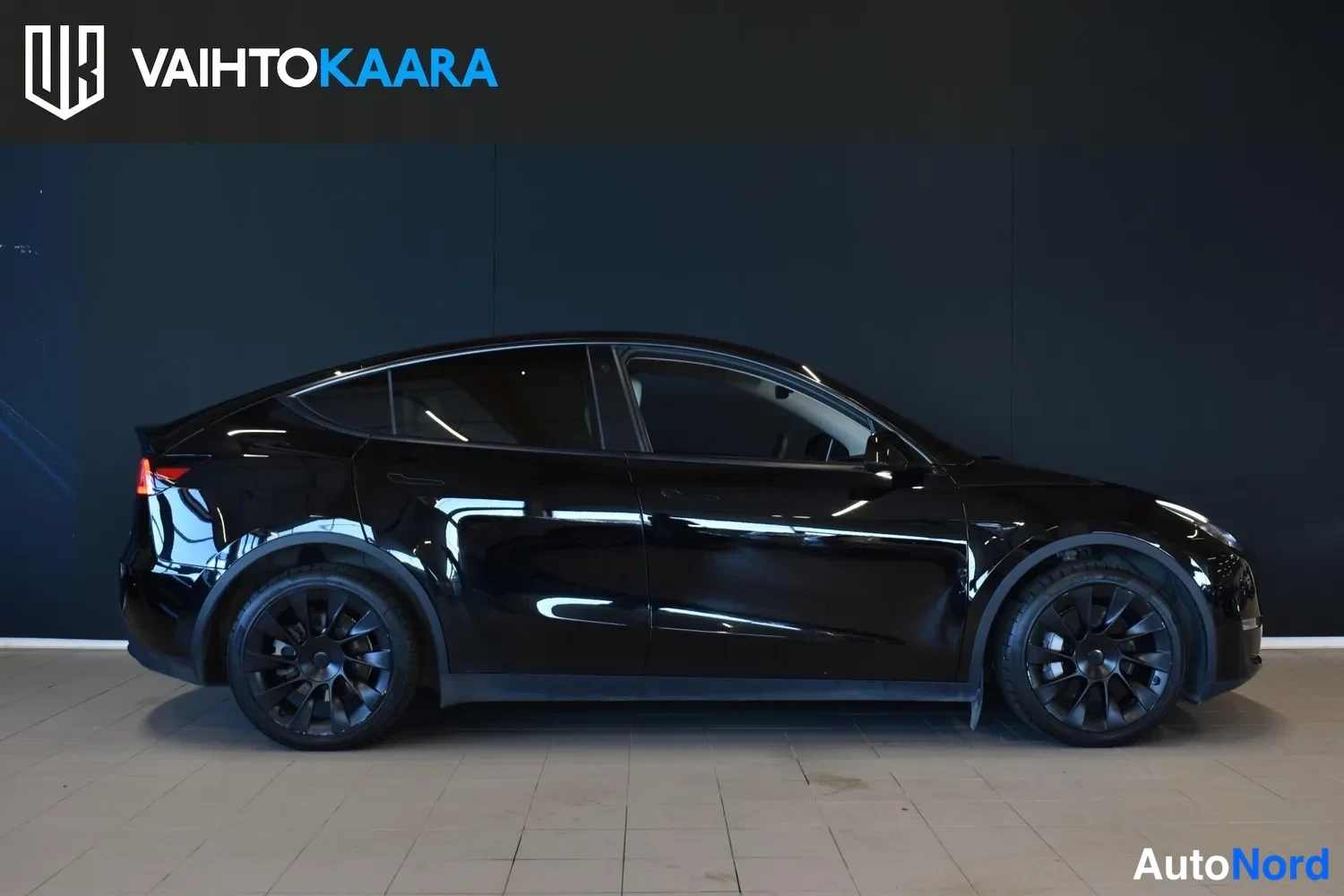 Musta Tesla Model Y 2023, ulkokuva 5 – Raisio