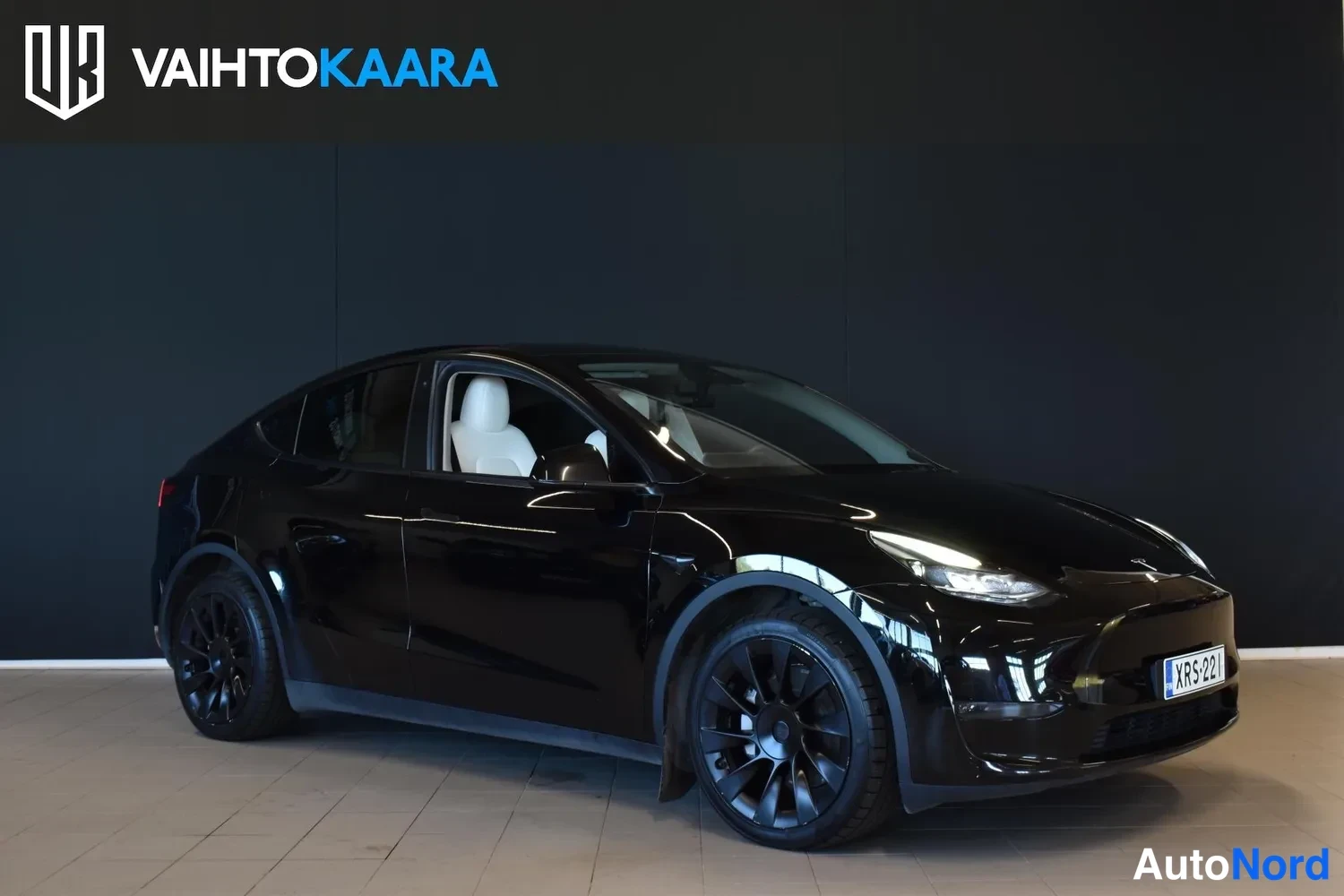 Musta Tesla Model Y 2023, ulkokuva 6 – Raisio