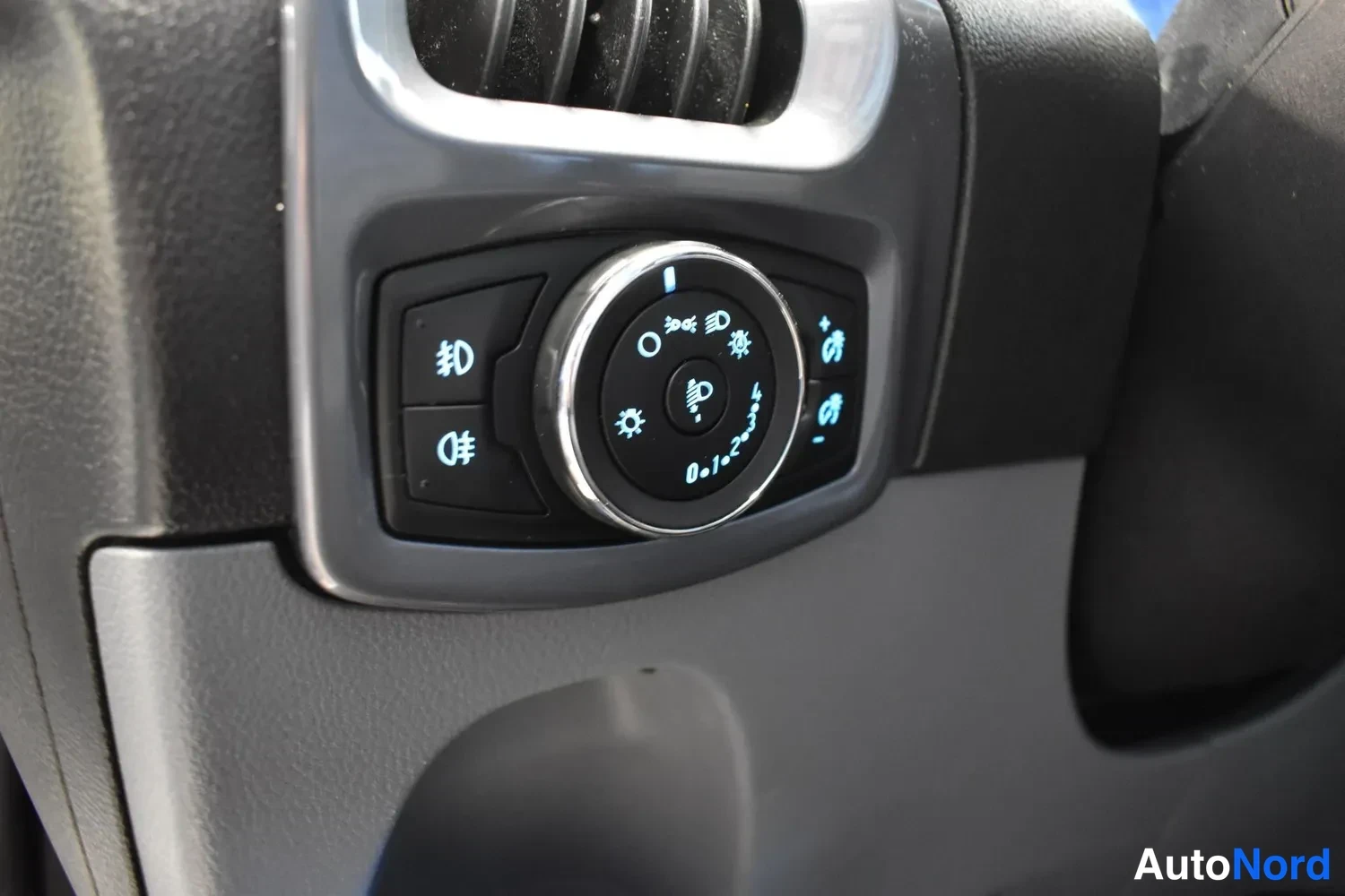Valkoinen Ford Transit Custom 2015, ulkokuva 15 – Raisio