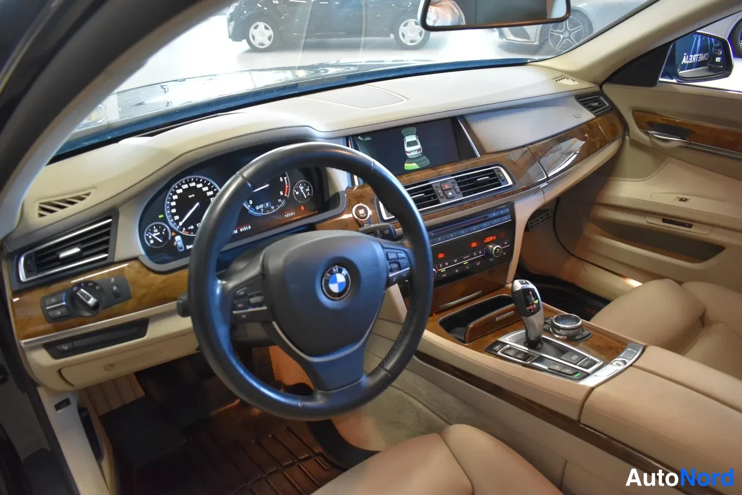 Harmaa BMW 740d xDrive 2013, ohjaamo, kuva 10