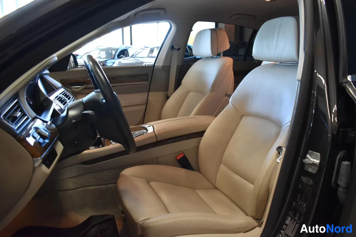 Harmaa BMW 740d xDrive 2013, etuistuimet, kuva 13