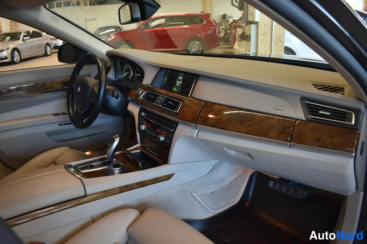 Harmaa BMW 740d xDrive 2013, ohjaamo, kuva 11