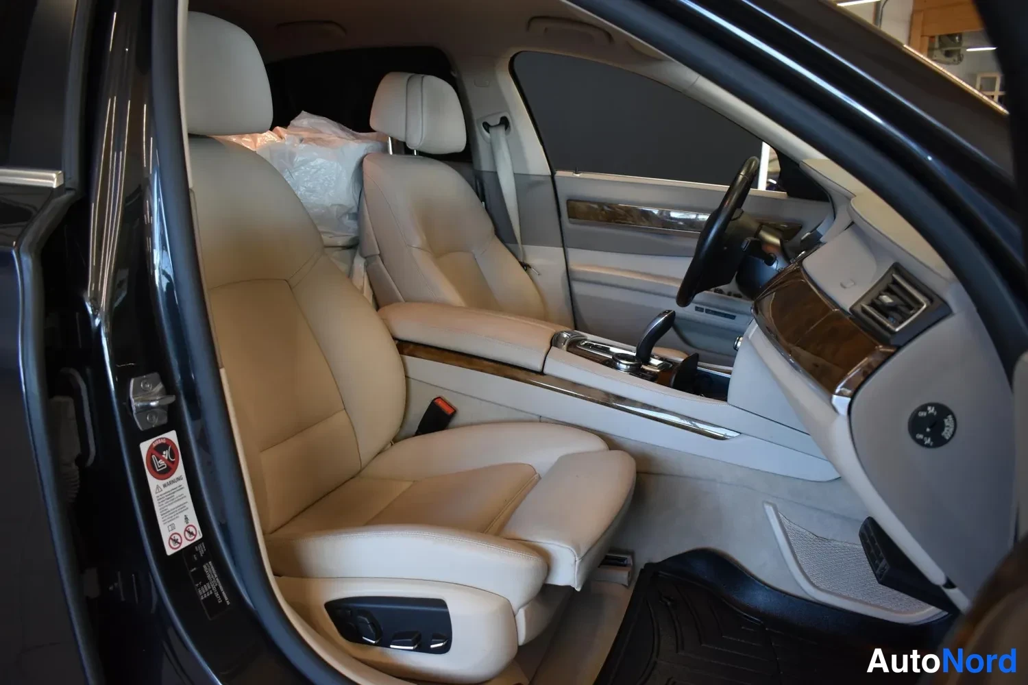 Harmaa BMW 740d xDrive 2013, etuistuimet, kuva 14