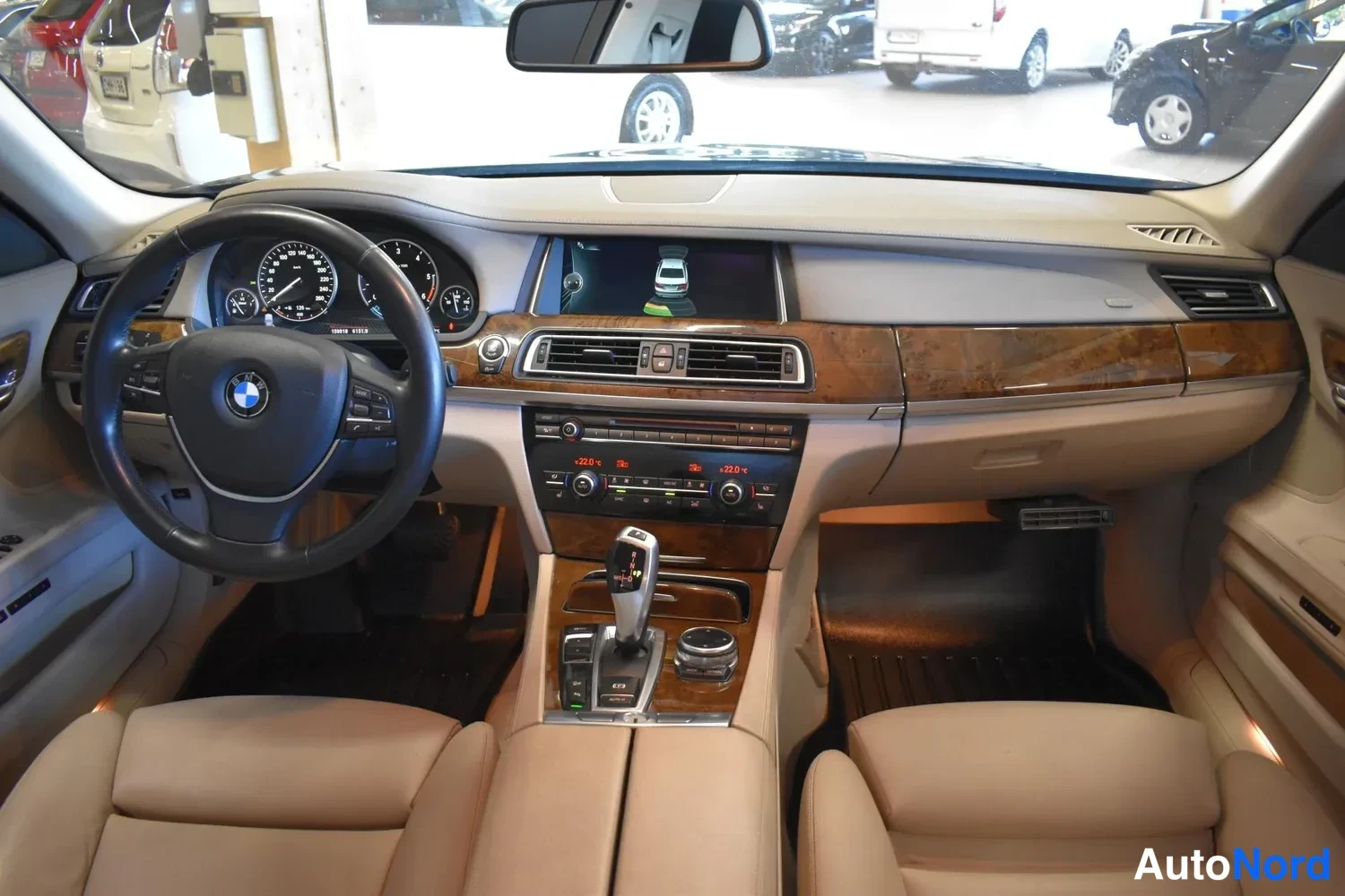 Harmaa BMW 740d xDrive 2013, ohjaamo, kuva 12