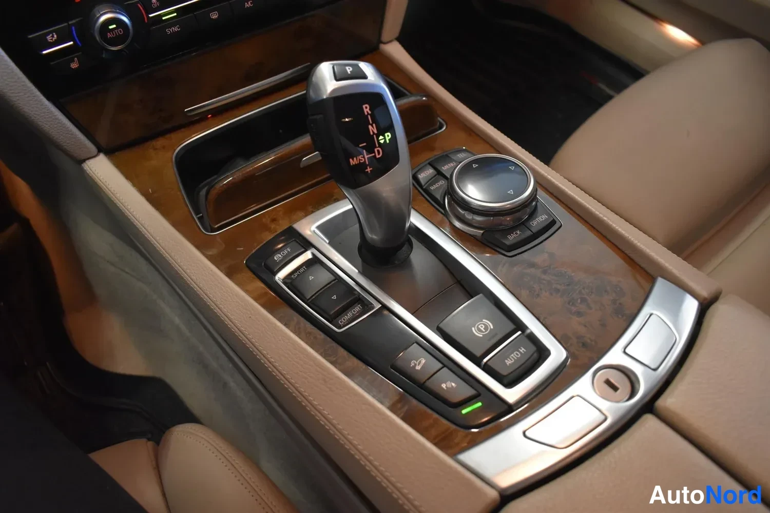 Harmaa BMW 740d xDrive 2013, yksityiskohta, kuva 23