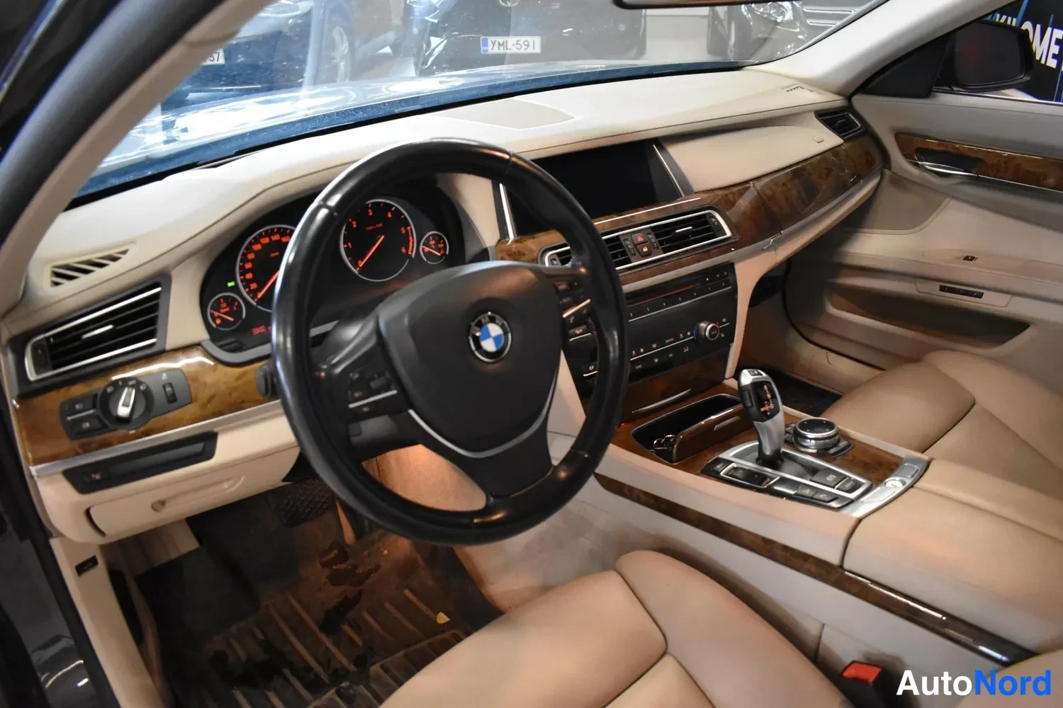 Harmaa BMW 740d xDrive 2013, ulkokuva 4 – Raisio