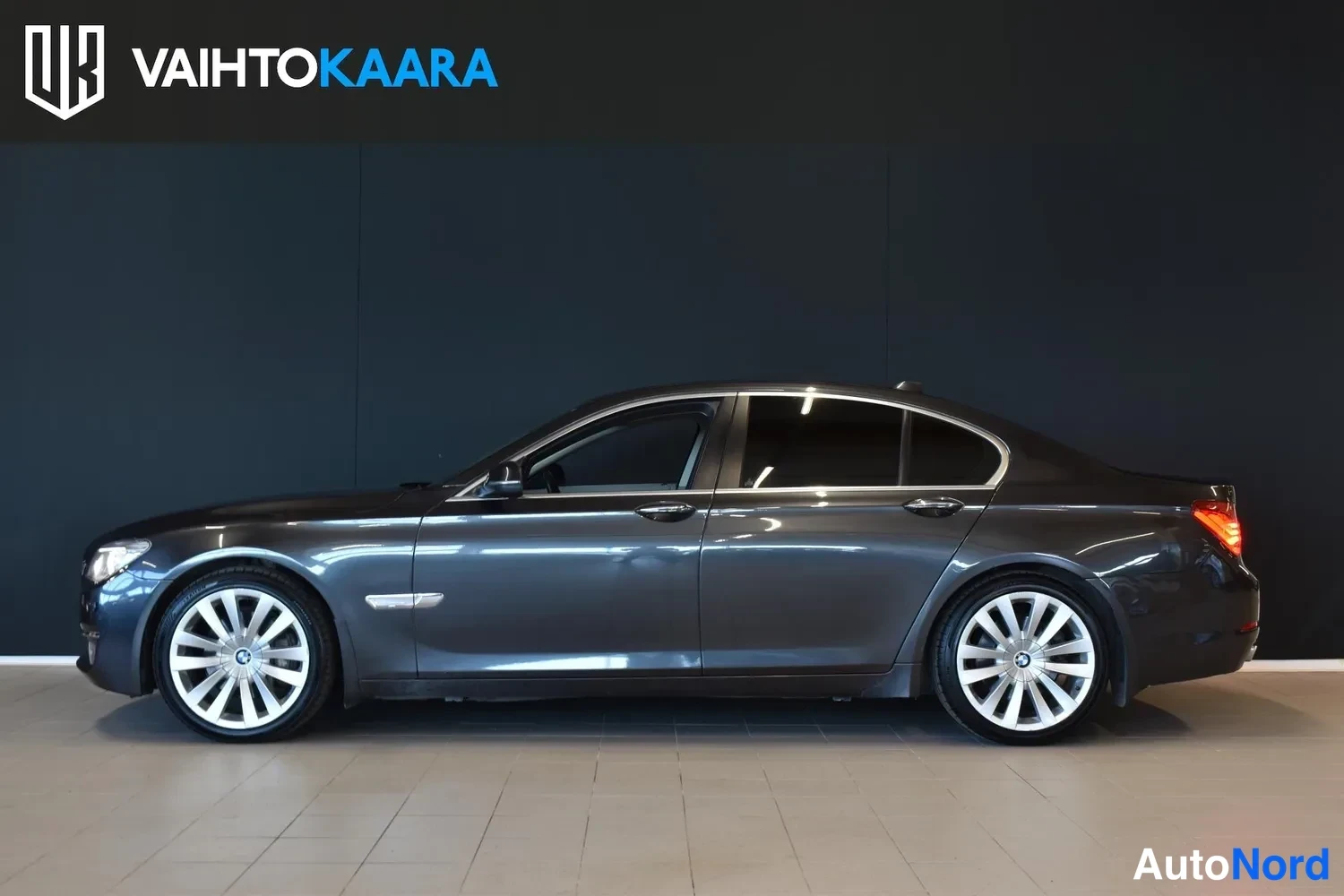 Harmaa BMW 740d xDrive 2013, sivulta, kuva 6