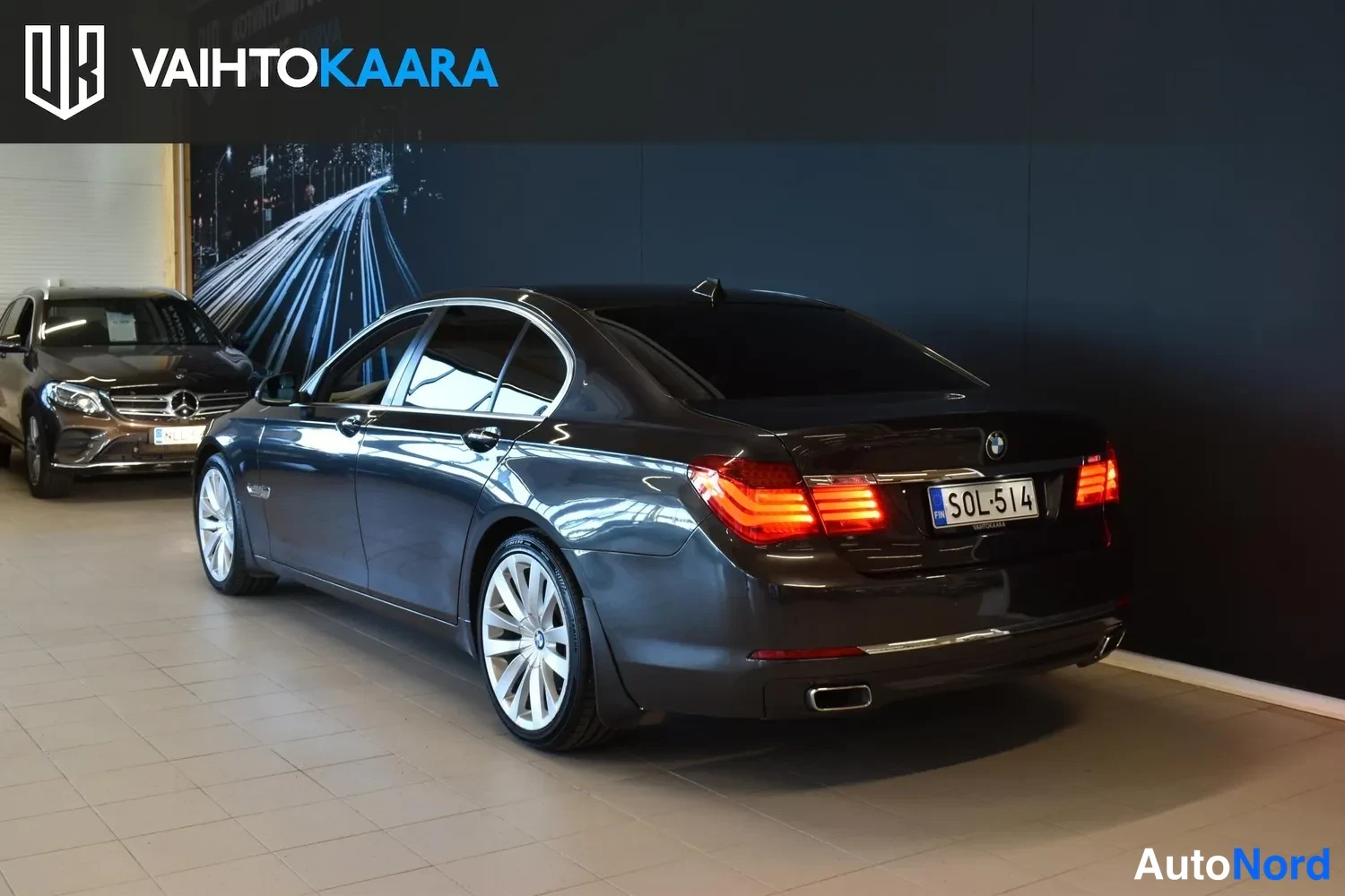 Harmaa BMW 740d xDrive 2013, takaviisto, kuva 8