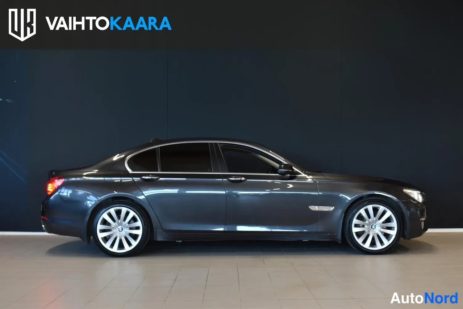 Harmaa BMW 740d xDrive 2013, etuviisto, keula oikealle, kuva 4