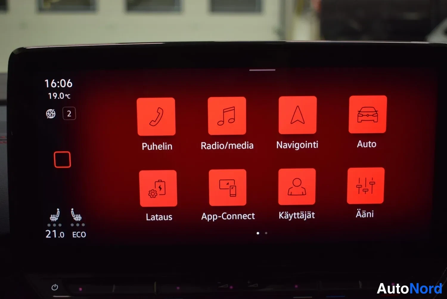 Muu: Auton infotainment-näyttö, jossa valikko toimintoineen: Puhelin, Radio/media, Navigointi, Auto, Lataus, App-Connect, Käyttäjät ja Ääni.