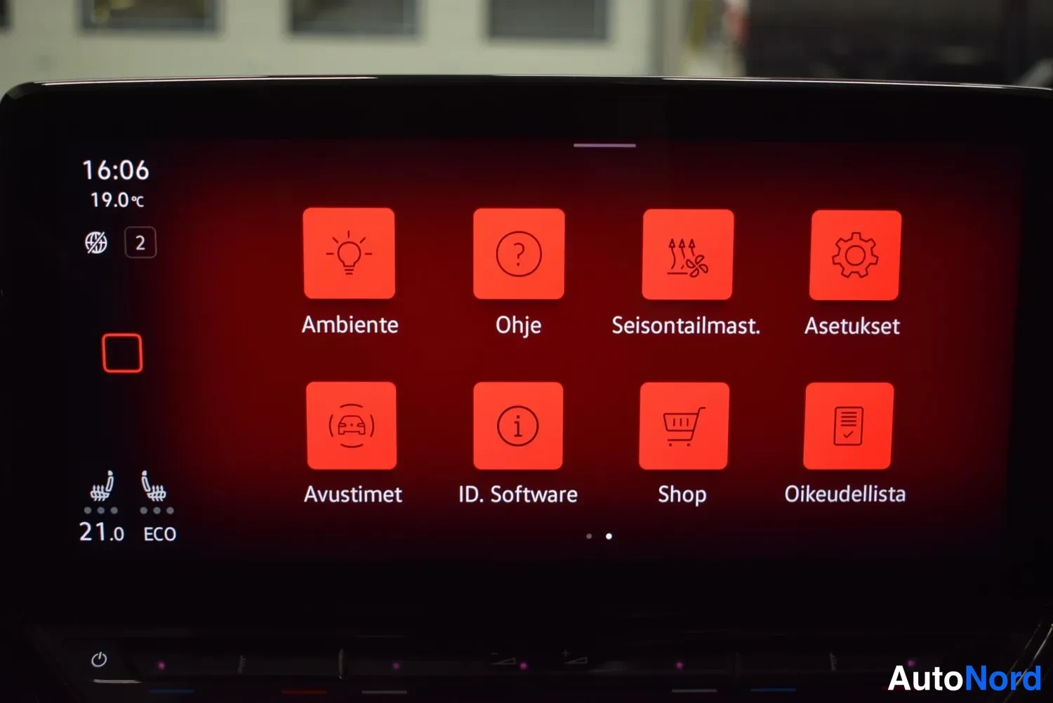 Muu: Infotainment-näytön toinen valikkosivu toimintoineen: Ambiente, Ohje, Seisontailmast., Asetukset, Avustimet, ID. Software, Shop ja Oikeudellista.