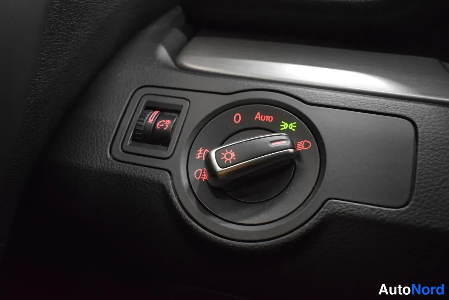 Yksityiskohta: Valokytkin kojelaudassa, jossa asento Auto ja sumuvalo-merkinnät.