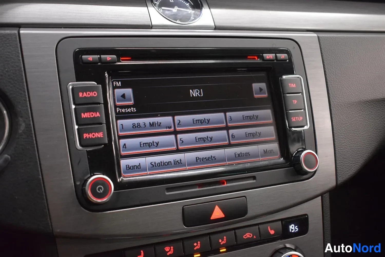 Muu: Volkswagenin kosketusnäytöllinen radio- ja puhelinjärjestelmä, näytöllä radiotaajuus 88,3 MHz (NRJ).